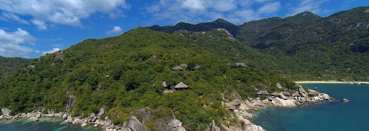 Just now arriving at the port of the next island. From what the Caretakers told me there are other humans here.