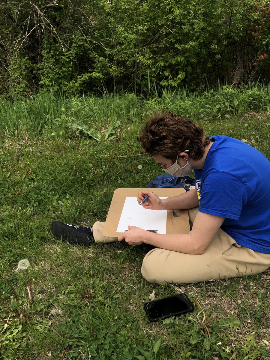 Art Foundations students are drawing en plein air today! ✏️ 🌳 #lfleadstheway #lakeforestillinois #lakebluffillinois #arteducation #artfoundation #drawing #enpleinair  #artteachersofinstagram