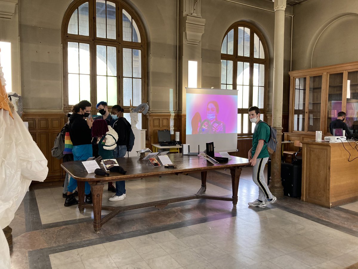 #TousEgauxTousAlliés
La cité scolaire Voltaire s’engage !
Stands, affiches de sensibilisation, interventions dans les classes... la journée du #17mai se termine par l’inauguration de la superbe exposition des élèves « œuvrer pour déconstruire la norme » Bravo !! 👏