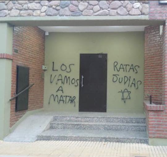 La cobardía y la ignorancia en una imagen. 
Cobardes porque no dan la cara, cobardes porque vandalizan una escuela. 
Ignorantes porque las ratas huyen, y nosotros no huimos de ningún lado. 
Esto pasa en Bahía Blanca, pleno siglo XXI.