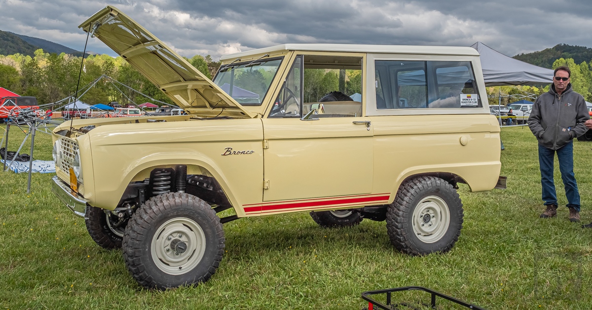 tomsoffroad76's tweet photo. A clean specimen on display at Bronco Super Celebration East. What do you think of those back doors?
#tomsoffroad #broncosupercelebrationeast #classicfordbronco #fordbroncodaily #broncolife #customfordbronco #earlyfordbroncos #broncocustom #broncobuilder #doubledoors https://t.co/WpANrZNInz