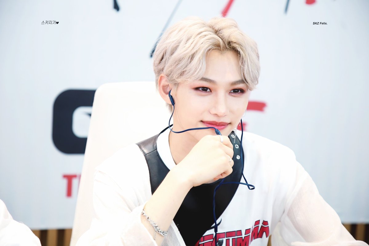 localreddies's tweet photo. Nadie, yo: Me pongo como la más bonita y corro a sacarme las lagañas porque ya es momento de do #ACALLW𝗦𝗧𝗭. Me ven muy tranquilita pero me tiembla todo de la emoción. I'm ready to #STAYwith𝗥𝗢𝗡 and #STAYwith𝗙𝗘𝗟𝗜𝗫. Mi pregunta es, cuál es su canción favorita y poké. 🐱📩 https://t.co/V7xhf4kJ9B