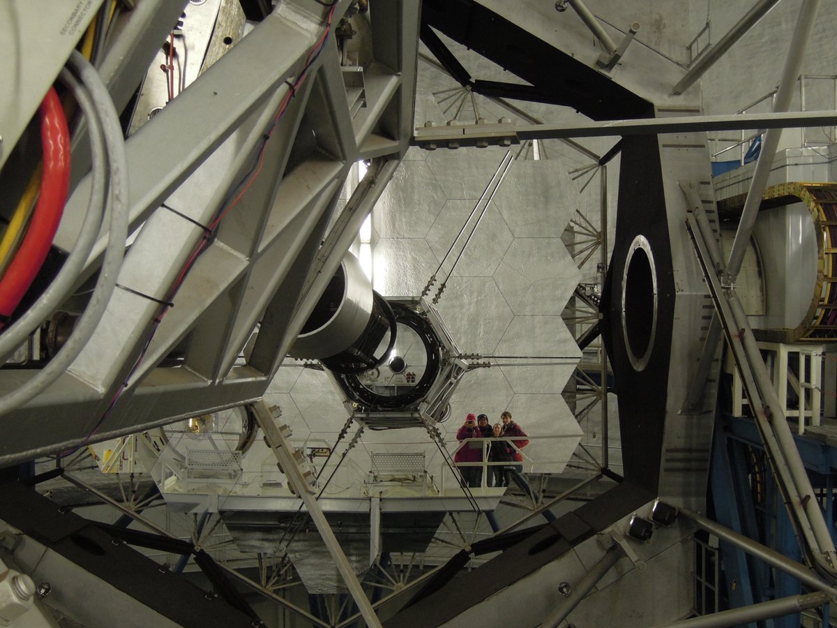 JustTheLetterU's tweet photo. @EricLagadec @Astro_MiguelM @10943_Brunier @LucieLeboulleux @MatBethermin @djulik @bmac_astro @alexislavail @Badrizio @DrMaz_Astro @AbsilOli I'd like to contribute to a "resolved" view of @maunakeaobs in this nice #WorldObservatoriesTour thread! Here's the CSO helmet, SMA Dish #5, Keck primary, and the Subaru scope. Adventures (not shown) included chirping ice off SMA dishes and 4WD rolling backward on the way up... https://t.co/cO6RtCGDM7