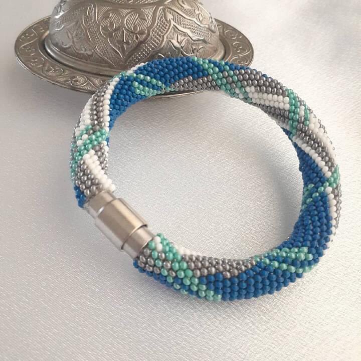 #moralistaki #takitasarim #bileklik #hapishaneişi #hapishaneişikolye #hapishaneişibileklik #örgübileklik #kumboncuk #handmadedesign #bohobracelets #crochetbracelet #crochetjewelry #handmadejewelry #beads #beadedbracelets #hediyelik #handmadebracelets #beadwork #handmadebracelets