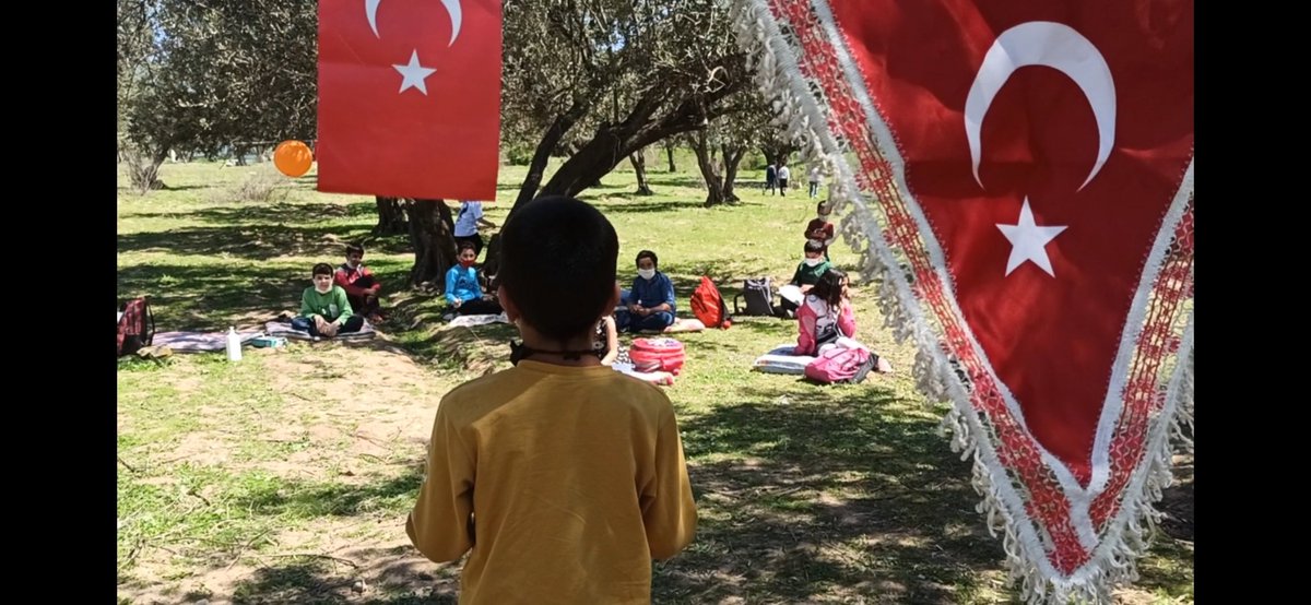 vahSHE1's tweet photo. Mahallemizin zeytinliğinde derstteyiz Nagehan. 23 Nisan'da da oradaydım bugün de. Demokraside çareler tükenmez. Bize çözüm üretmeyene bile biz çözümle geliriz 

#NagihanSusÇöpKonuş https://t.co/5m9ZzPZp01