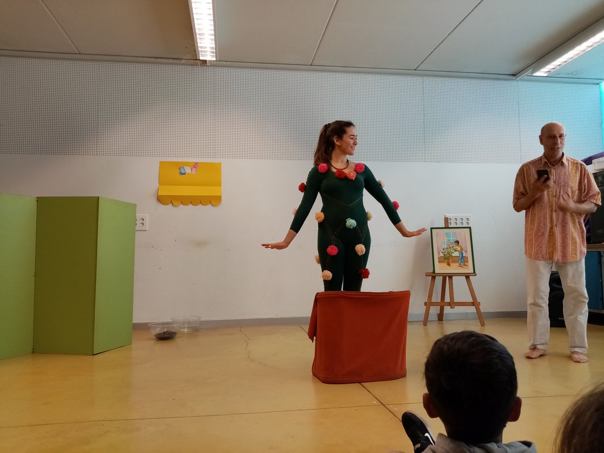 escolaSantMedir's tweet photo. Divendres passat ens va visitar la companyia Dansa Xalesta per ensenyar-nos l'espectacle de dansa "Paul and the flowers" als infants de Cicle Inicial. Mireu quina tarda més moguda vam passar. #dansem #acompanyemnos #VIULA https://t.co/yLWG0ij1qT https://t.co/zR9JSp35D9