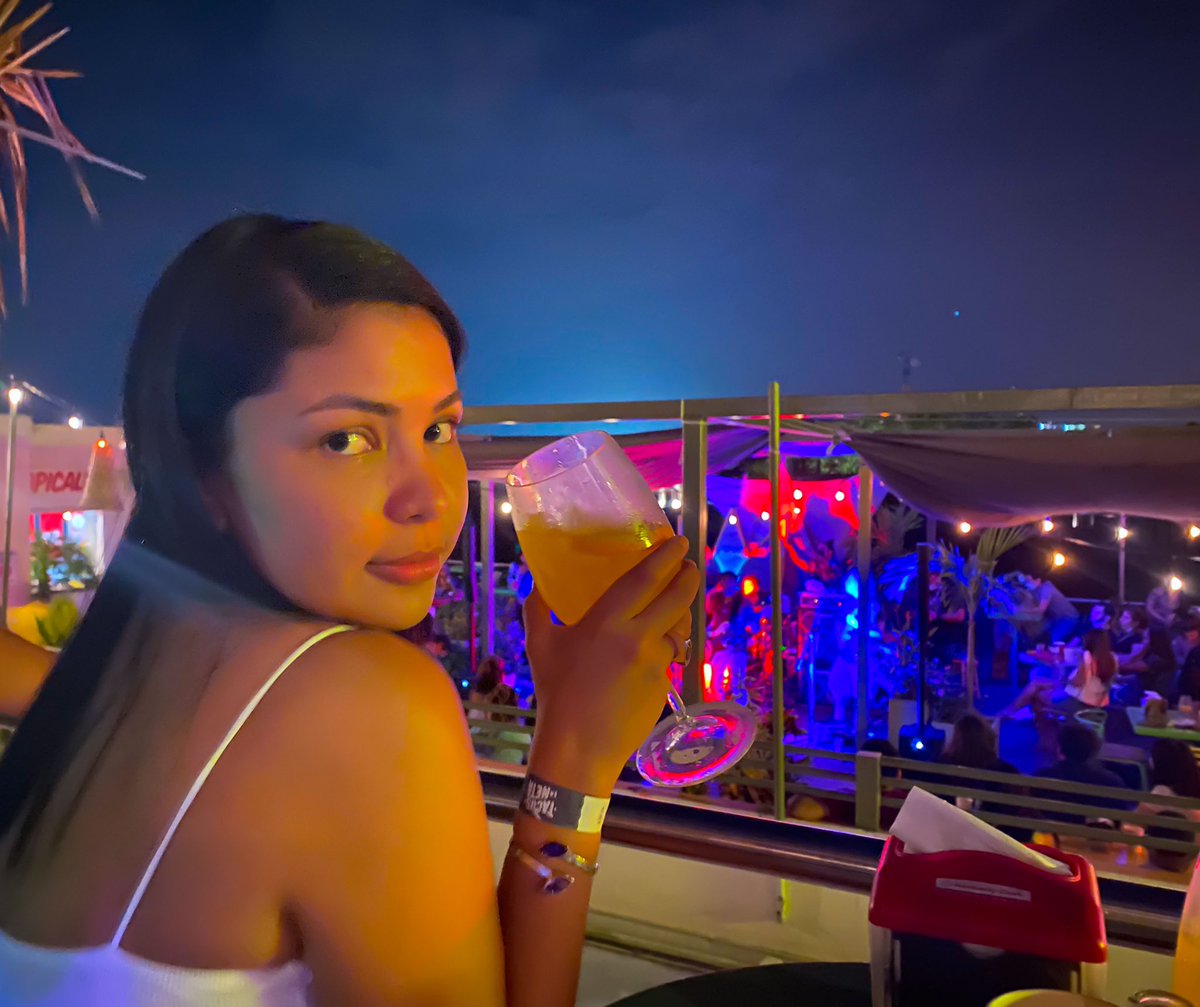 Una foto de mi primer concierto post-pandemia.
Ya no estoy tan loca, ahora si sé cómo comportarme 💕🤝 <a href="/LlevarteAMarte/">Llevarte a Marte</a>