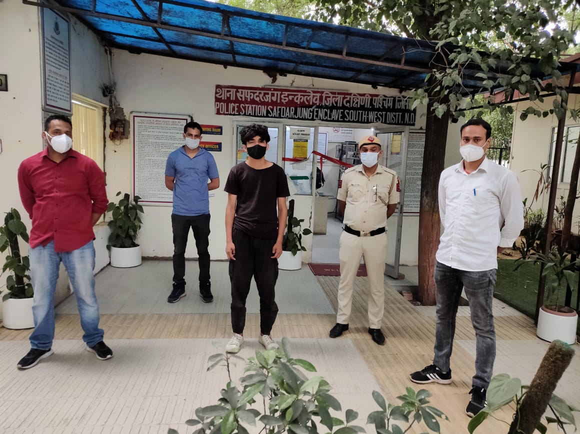 dcp_southwest's tweet photo. Staff of PS Safdarjung Enclave solved a case registered vide FIR No 107/21 u/s 420 IPC in which alleged on the pretext of providing  oxygen cylinder through home delivery on WhatsApp platform defrauded an amount of ₹20,000/-  through Google Pay. A dedicated team headed by https://t.co/gm34c2psv3
