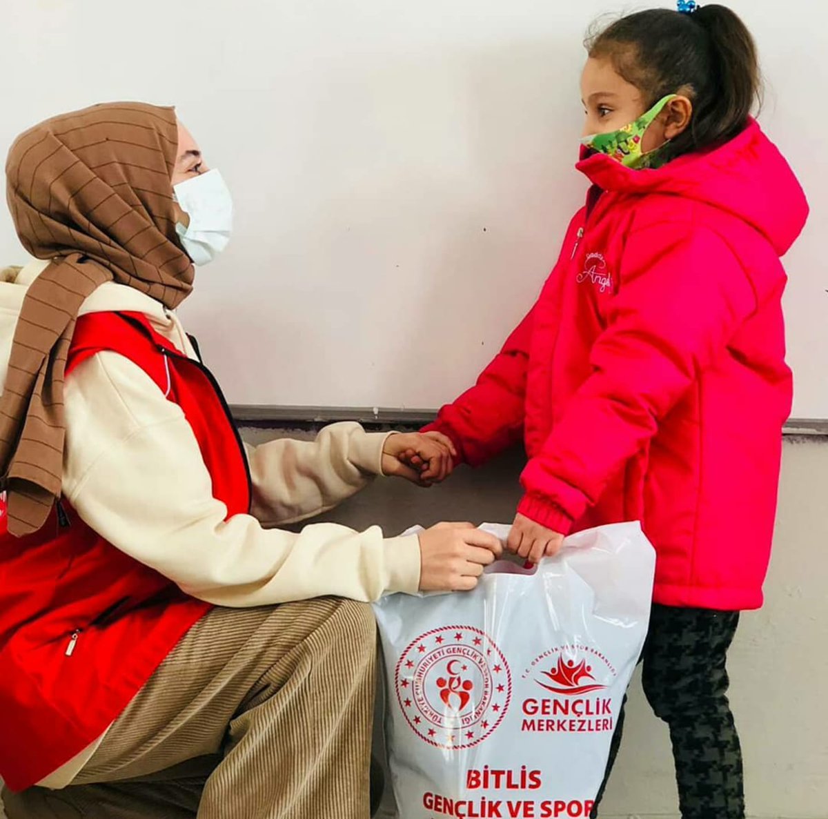 Gönüllü Gençlerimizden kimsesizlere uzanan eller.

#GönüllüyüzBiz