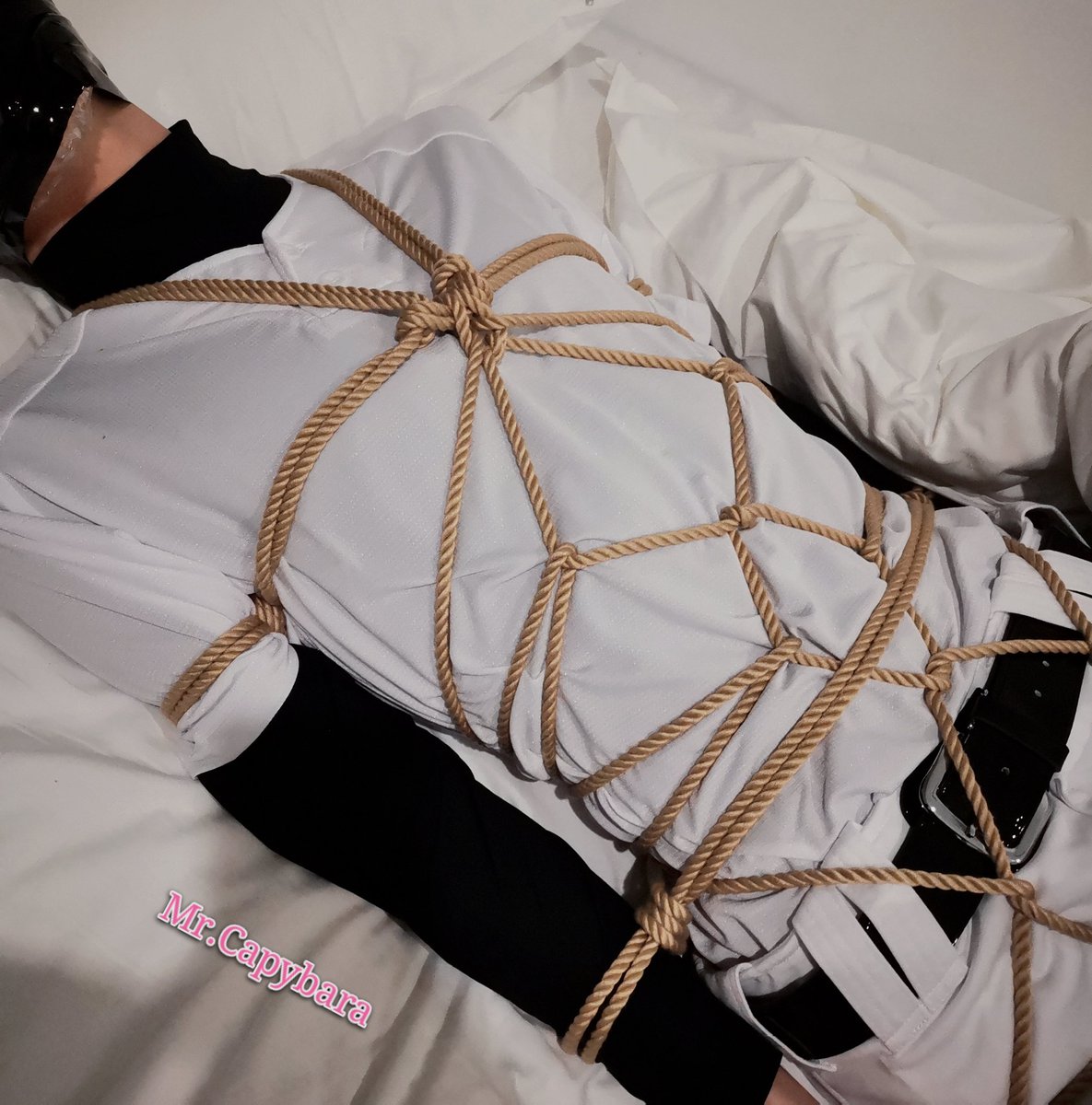huiyu1998's tweet photo. 十一点躺床上，愣是被吵的现在都睡不着.....要是能被摸乳头就好了....
或者有宝贝想像这样前锁后塞的睡我旁边，给我当抱枕就好了。 https://t.co/i9uD97n5Cp