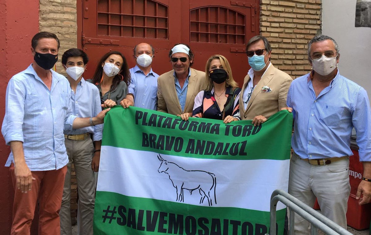 Grupo de ganaderos de bravo apoyando la Plataforma en la Plaza de Toros de Cordoba. Mayo 2021