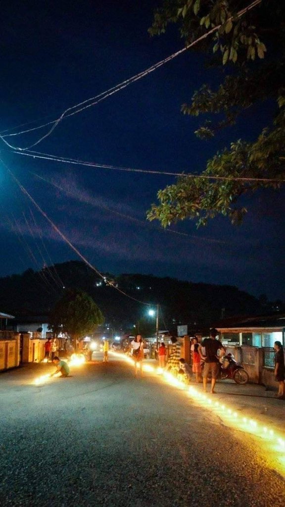 2021Revtweets's tweet photo. Kyaukme residents staged a memorial candlelight vigil for Ko Aung Ko Ko Phyo who was shot dead by terrorist(SAC) a month ago. May he Rest In Power.
#WhatsHappeningInMyanmar 
#May17Coup https://t.co/2O4GInl3eP