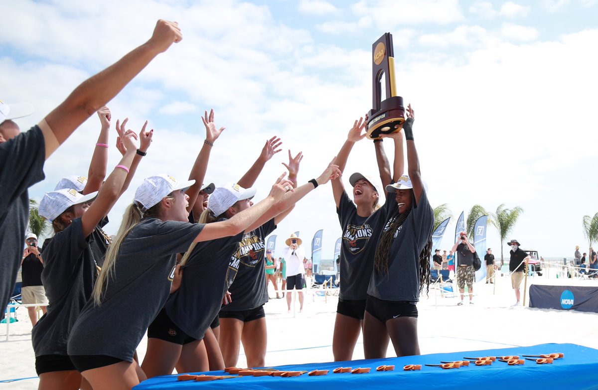 USC_Athletics's tweet image. 𝐌𝐚𝐲 𝟗: @USCBeach wins NCAA title over UCLA

𝐌𝐚𝐲 𝟏𝟔: @USCWaterPolo wins NCAA title over UCLA

Great week to be a Trojan!