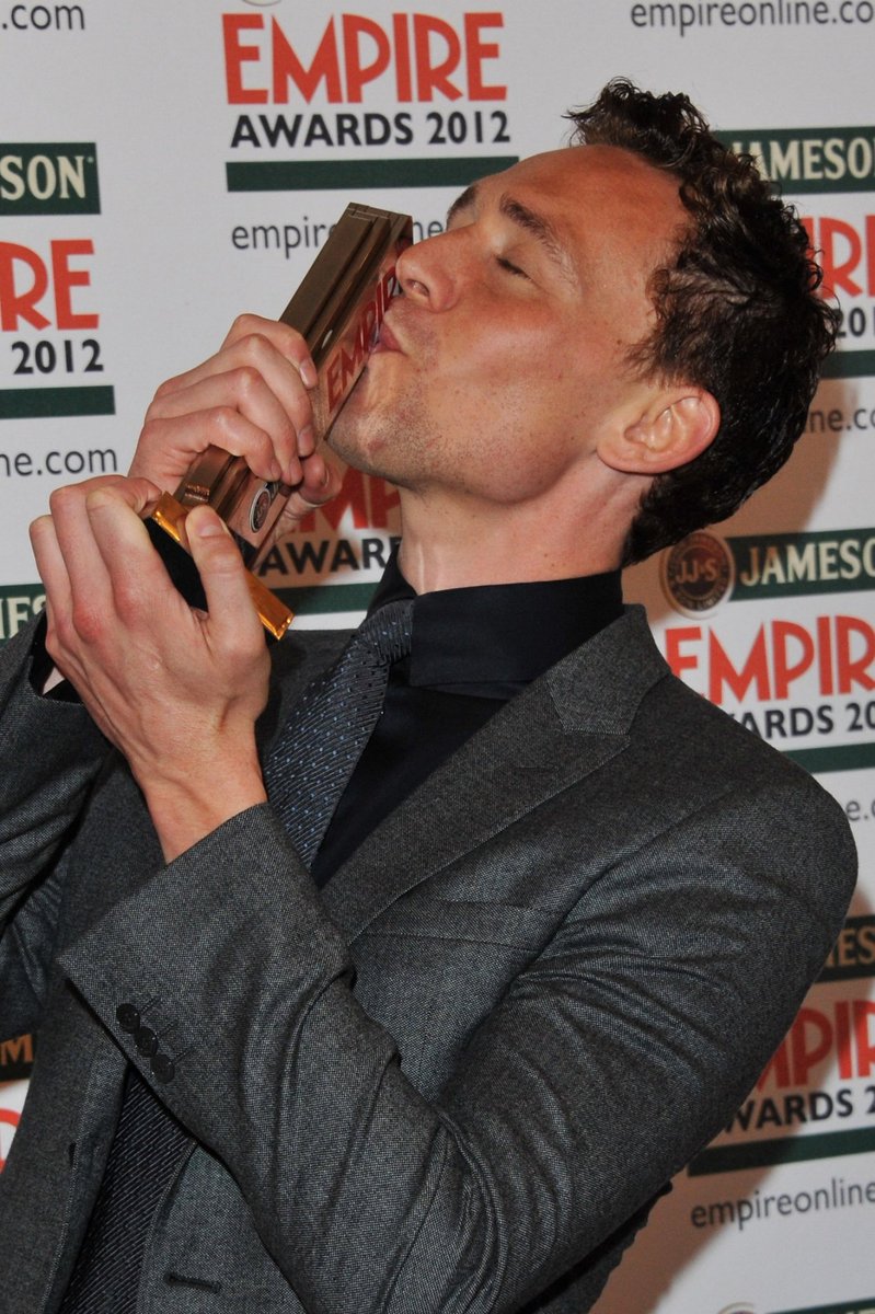 jakelinesanders's tweet photo. I love this 2 photos soo much💙
I really wanna be that award!!
Just look how he kiss and hold🧡
#TomHiddleston #HiddlesSuits @HiddlestonSpam https://t.co/Xp8mAvmXMc