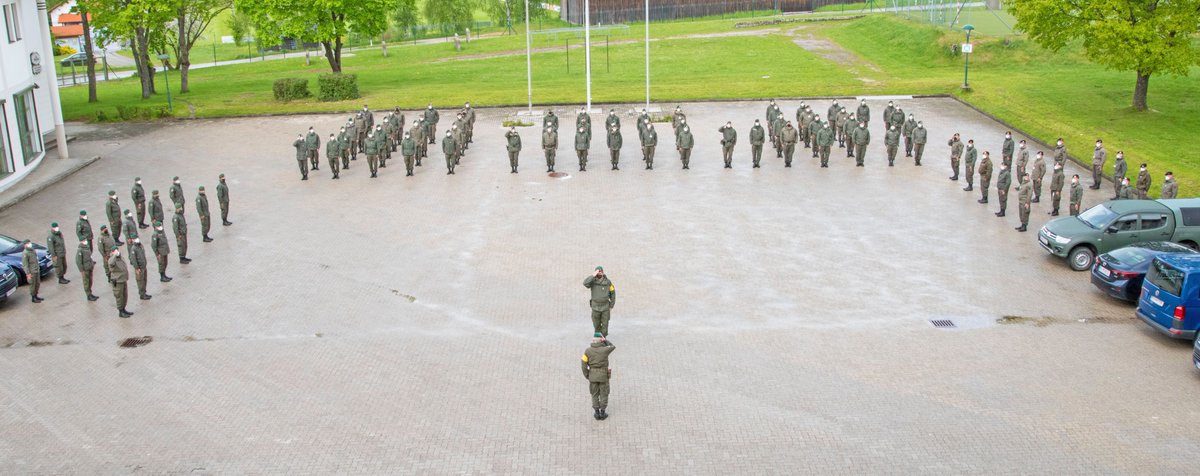 DritteV's tweet photo. 115 Soldatinnen und Soldaten der #3Jägerbrigade trainieren diese Woche anhand einer virtuellen Übung die Abläufe und Maßnahmen im Krisenfall. Die Übung startet mit einem Antreten der Übungsteilnehmer in der #Garnison #Weitra.
#Bundesheer #JgB17 #JgB19 #JgB33 #AAB3 #PiB3 #StbB3 https://t.co/8ngOZ0Ocmb