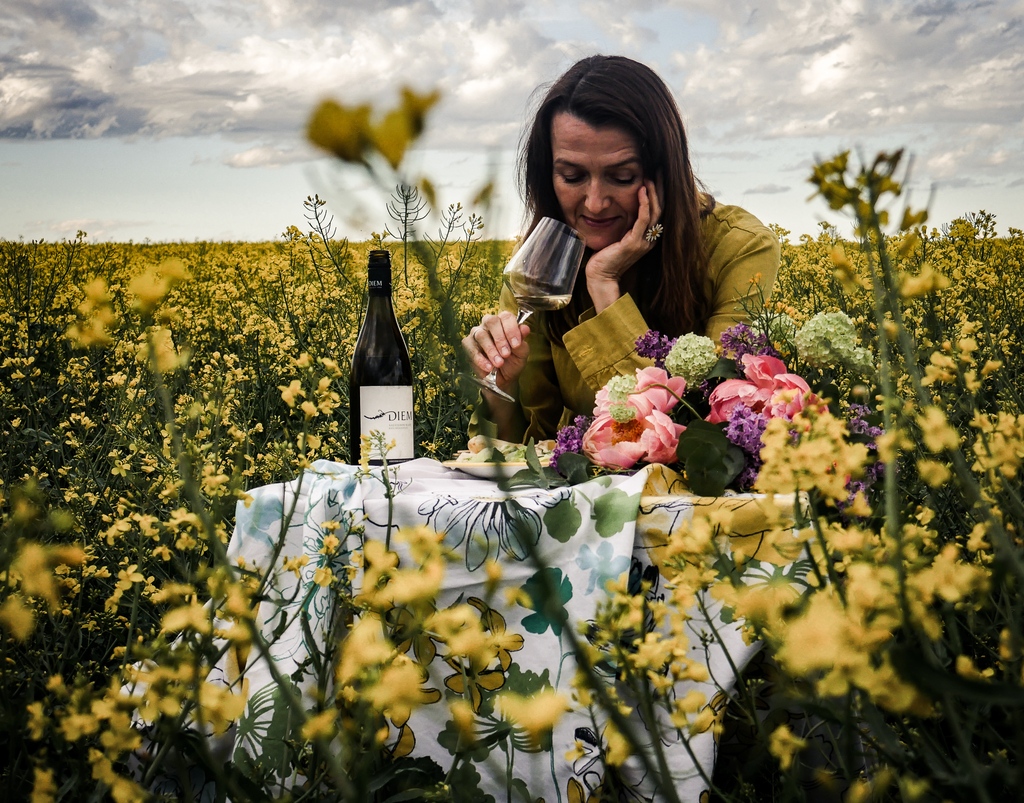 dolores_wally's tweet photo. Mai. Und Frühling. Hat sich ja heuer etwas geziert. Aber wer will in Jahren wie diesen zimperlich sein? 
Das große Kind ist 15. 
Der Lieblingswinzer hat einen schönen Wein fertig. Der Spargel ist gut. Es könnte schlimmer sein. https://t.co/Spttr1kElp