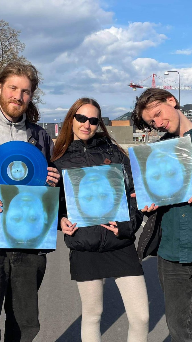 Feels Like Forever can now finally be pre-ordered right here: merch.dk/produkt/chinah…
We are shipping worldwide except UK for some reason (probably Brexit), and we really love the way the vinyls have turned out 💙