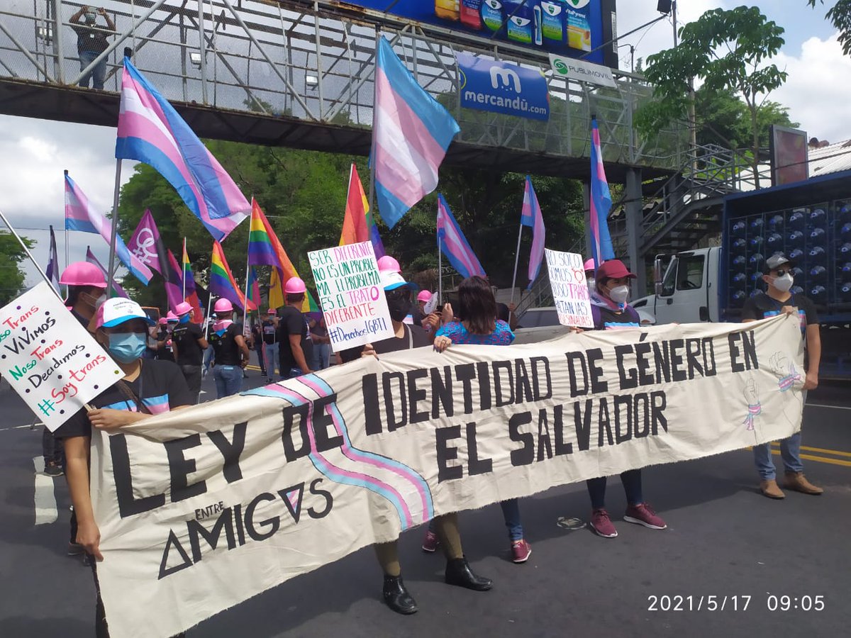 labrujula_rev's tweet photo. En el marco del Día Internacional contra la Homofobia, la Transfobia y la Bifobia colectivos y organizaciones LGBTI marchan hacia @AsambleaSV. Exigen una Ley de Identidad de Género, reconocimiento del derecho al nombre y otros derechos deudas del Estado salvadoreño.

📸Cortesía https://t.co/sFZo4nNsRZ