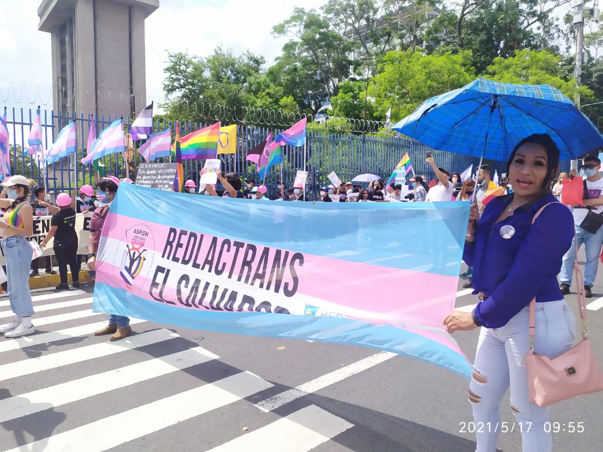 labrujula_rev's tweet photo. En el marco del Día Internacional contra la Homofobia, la Transfobia y la Bifobia colectivos y organizaciones LGBTI marchan hacia @AsambleaSV. Exigen una Ley de Identidad de Género, reconocimiento del derecho al nombre y otros derechos deudas del Estado salvadoreño.

📸Cortesía https://t.co/sFZo4nNsRZ