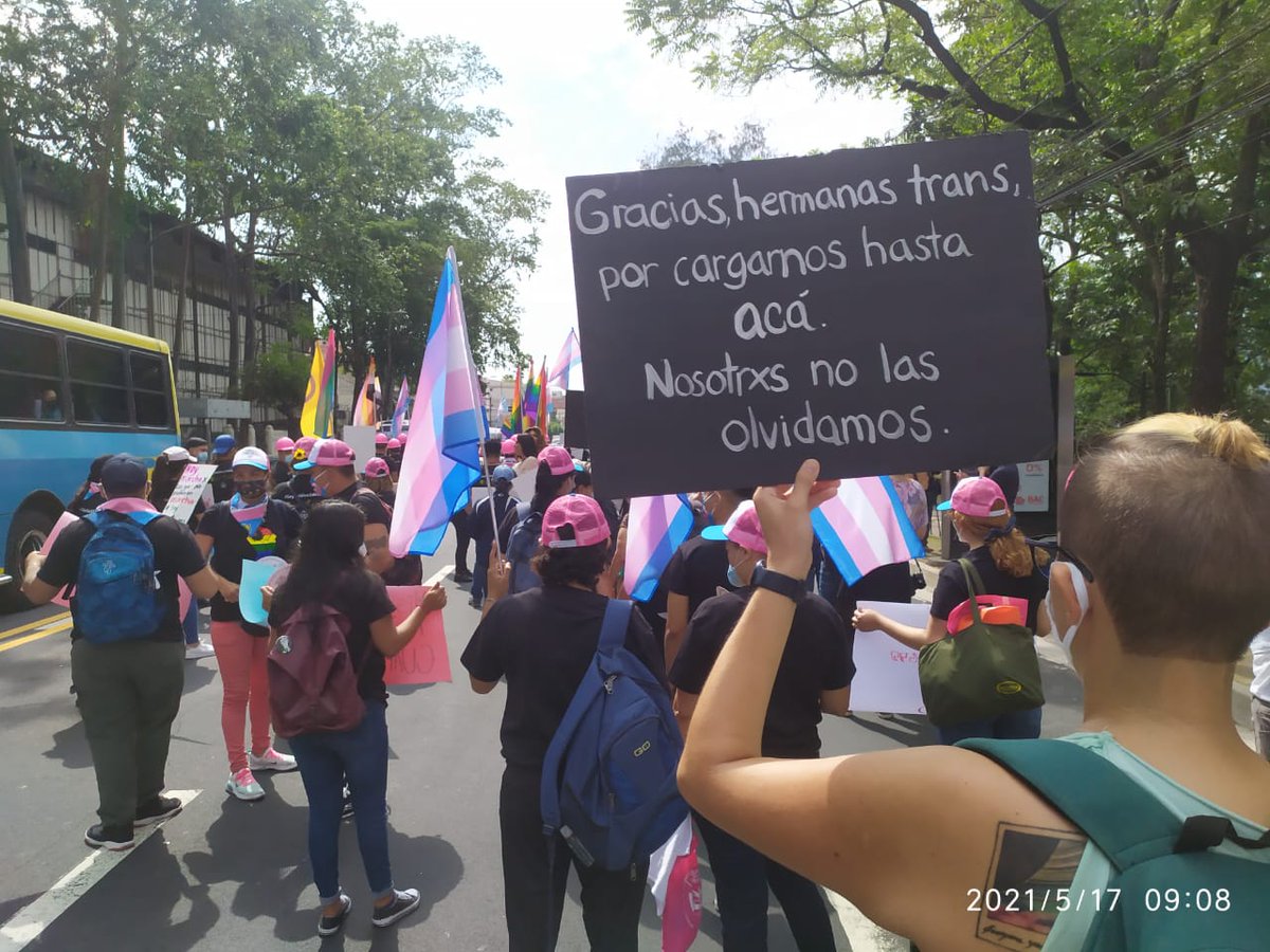 labrujula_rev's tweet photo. En el marco del Día Internacional contra la Homofobia, la Transfobia y la Bifobia colectivos y organizaciones LGBTI marchan hacia @AsambleaSV. Exigen una Ley de Identidad de Género, reconocimiento del derecho al nombre y otros derechos deudas del Estado salvadoreño.

📸Cortesía https://t.co/sFZo4nNsRZ