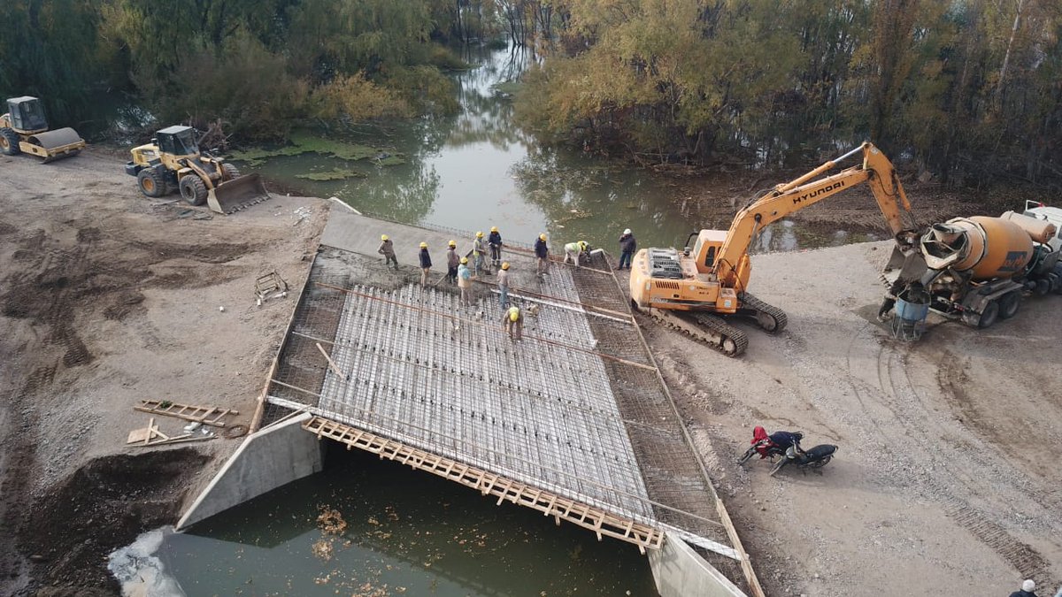 MarianoGaidoOk's tweet photo. CAMINO A LA CONFLUENCIA
Comenzó esta mañana el hormigonado del puente del Paseo Costero a la altura de la laguna Paimún.
Con el #PlanCapital la ciudad se desarrolla, jerarquiza y generamos #trabajoneuquino
#NeuquénCapital https://t.co/zF9DJAkQOb