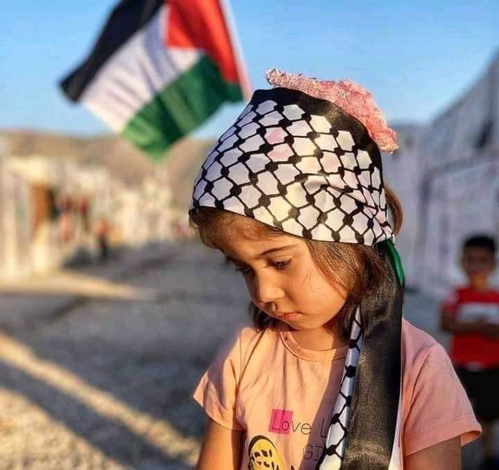 AsmaBenSaid5's tweet photo. إرفعي رأسكي يا صغيرتي فأنت فلسطينية 🇵🇸🇵🇸 
سيأتي اليوم المنشود قريبا 🙏🕋🇵🇸🇵🇸🇹🇳🇹🇳

#GazaUnderAttackk
#Gaza_Under_Attack #GazaUnderAttak #PalestineWillBeFree https://t.co/kfKFfQ6RC2