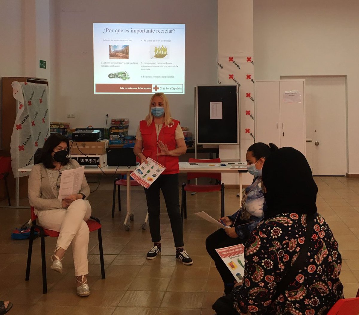 CruzRojaSevilla's tweet photo. Con motivo del  #DíaDelReclicaje trabajamos con las familias de #CREcija la sensibilización con el #MedioAmbiente haciendo hincapié en el reciclaje.
#IntervenciónFamiliarconInfanciaenRiesgo
Financia: @AndaluciaJunta https://t.co/JSNpqm9RuM