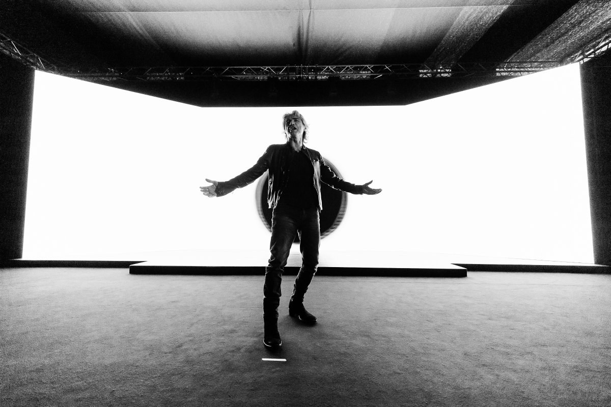 ligabue's tweet photo. Qui
Va avanti così
Un giorno boia
Un giorno fratello
Un giorno tracollo

#EssereUmano > https://t.co/dnvEhUSQPR https://t.co/DHUU03BODn
