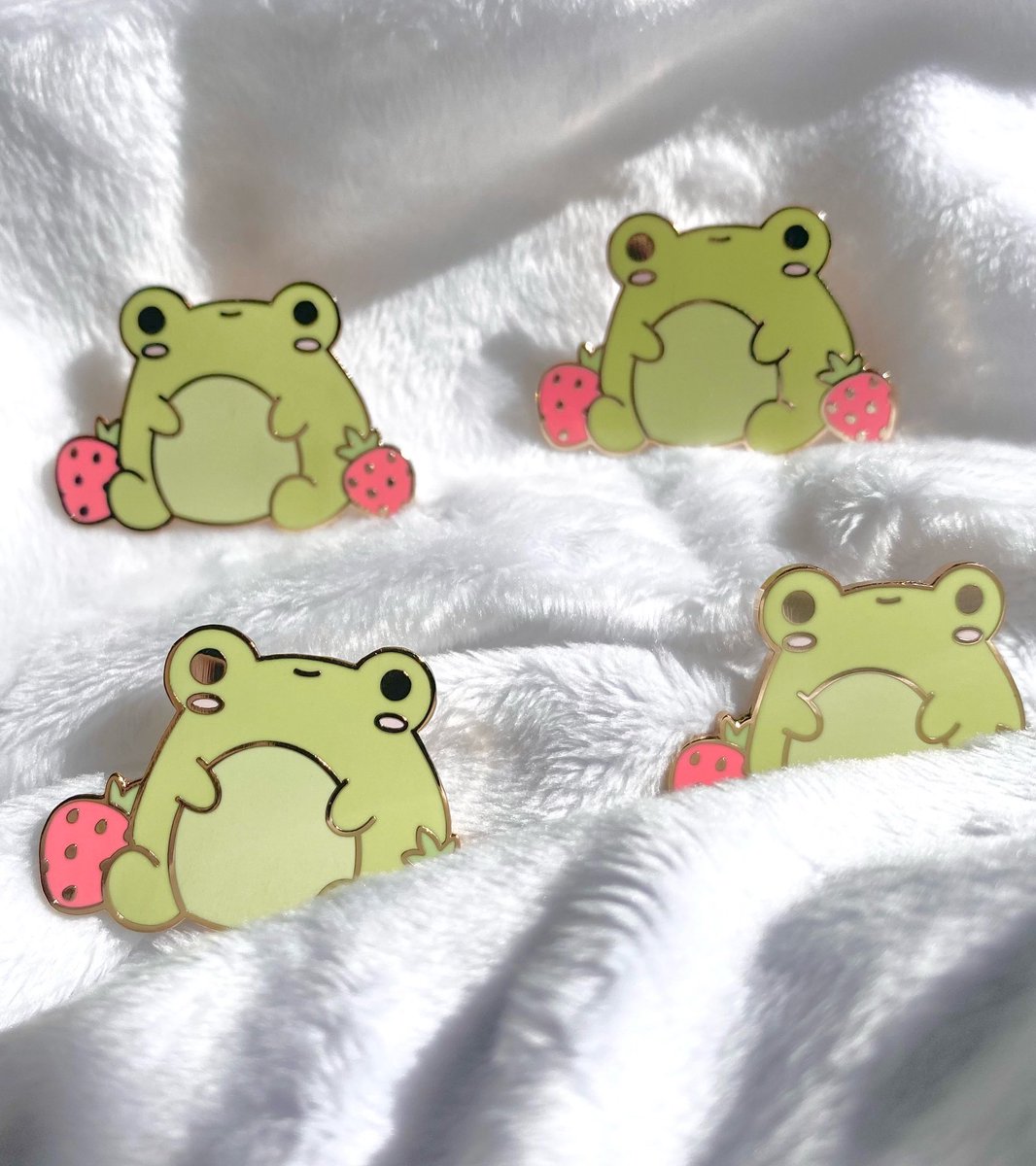 🐸 GIVEAWAY 🐸

I’m giving away 5 strawberry frog pins as a thank you for the support since I released them!! I’ll pick one winner every day until Friday 😊

- follow &amp; retweet (no quote retweet pls)
- tag a friend (or me)

Open internationally. Love u guys 🤍