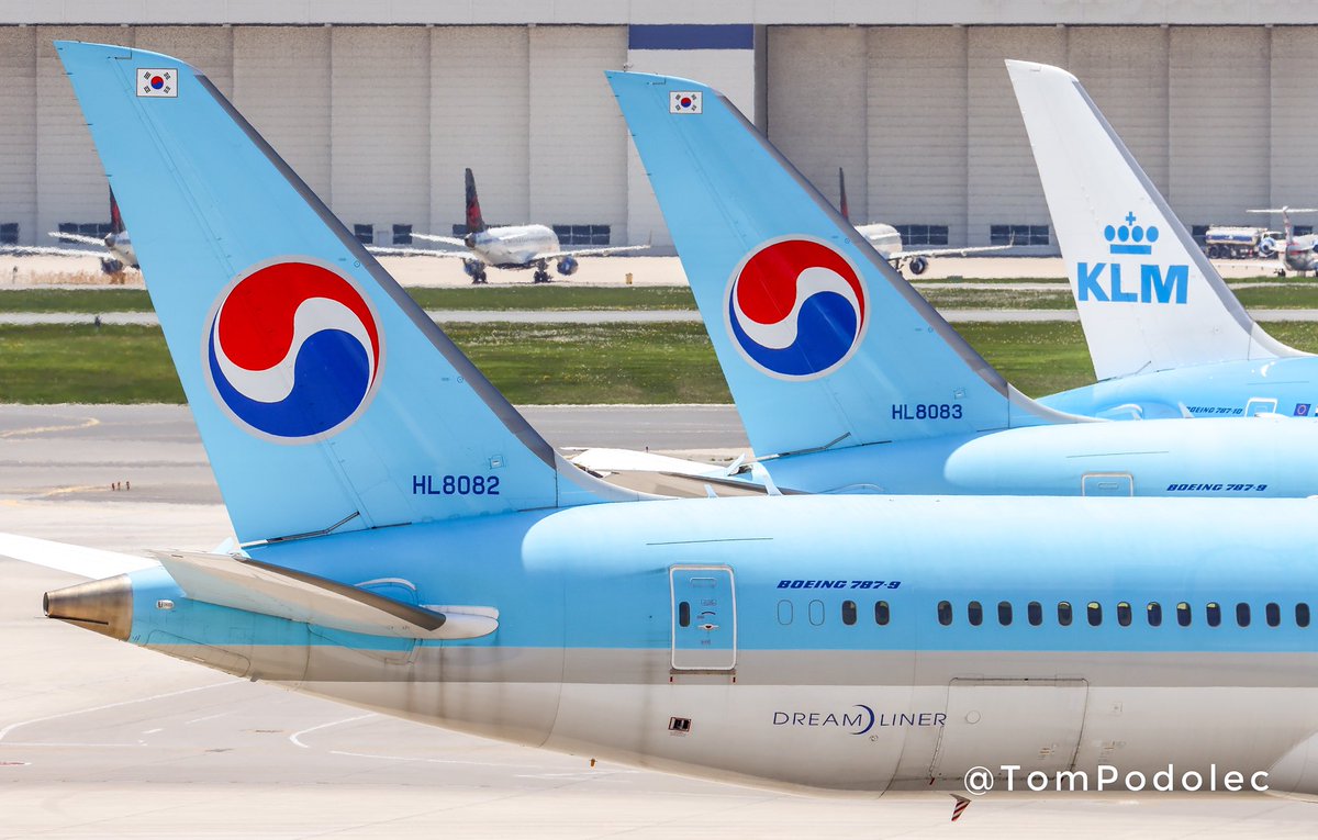 TomPodolec's tweet photo. TRIPLE BLUE 787 TORONTO
Korean #KE8079 from Seoul
HL8082 Boeing 787-9
Korean #KE73 from Seoul
HL8083 Boeing 787-9
KLM #KL691 from Amsterdam
PH-BKD Boeing 787-10 https://t.co/IpeG40E80G