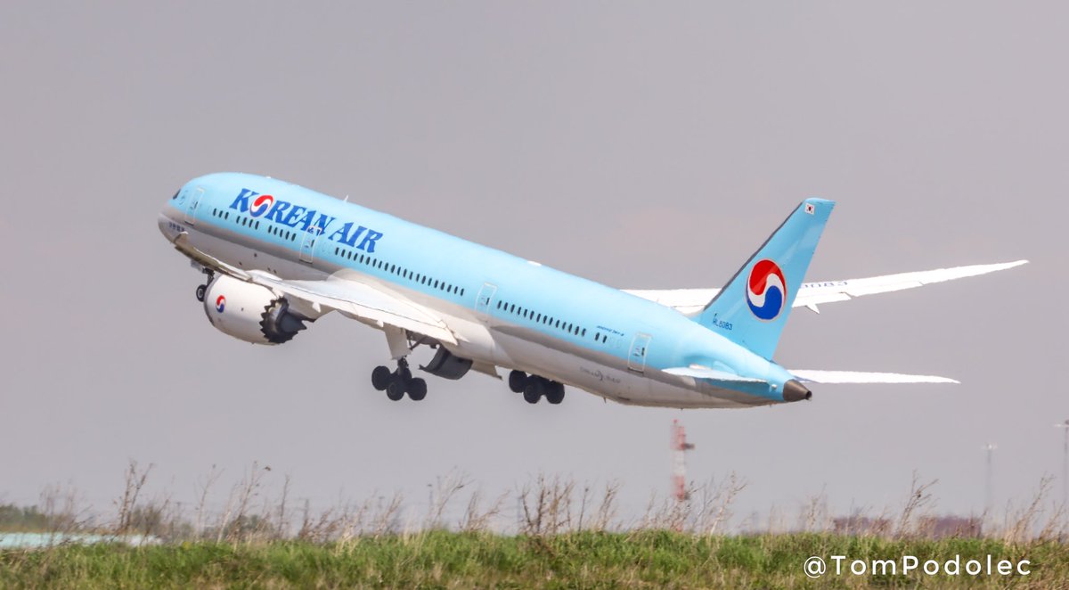 TomPodolec's tweet photo. TRIPLE KOREAN
For a brief moment today there were three Korean Air aircraft on the ground at the same time in Toronto.
#KE9083 from Anchorage (cargo)
HL8027 Airbus A330-300
#KE73 from Seoul (pax/cargo)
HL8083 Boeing 787-9
#KE8079 from Seoul (cargo)
HL8082 Boeing 787-9 https://t.co/yBci3lR8Pt
