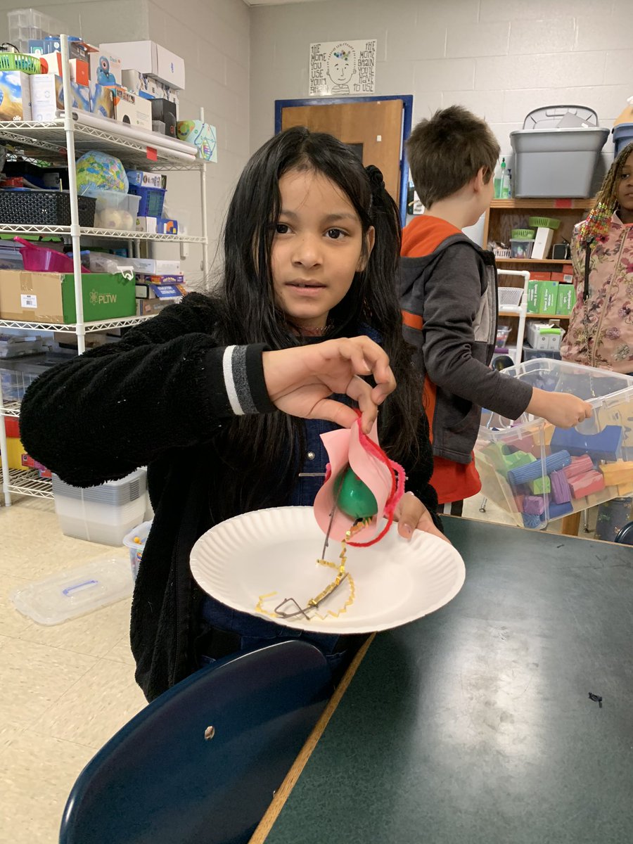 WalkerUtjenny's tweet photo. Designing bird nests in STEM! @howellprincipal #buzzworthy https://t.co/1mktXKS7Fj