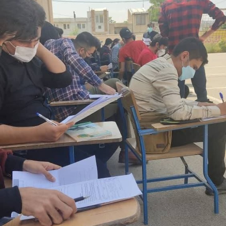 Measaa5's tweet photo. فاصله دو متری کاملا رعایت شده!

#تعویق_کنکور
#تعویق_امتحانات_نهایی
#امتحان_نهایی_متوقف_پروتکل_رعایت_نشد https://t.co/WZb9Du0PaY