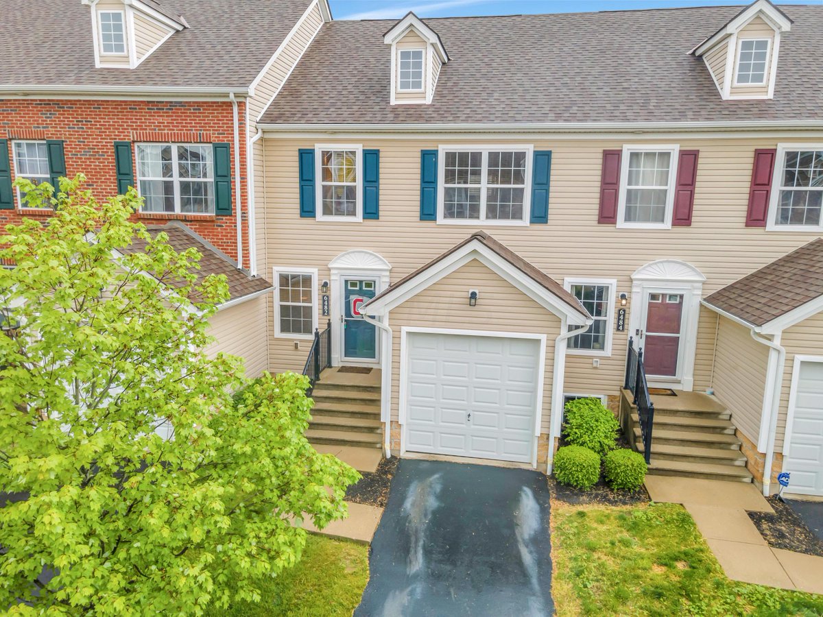 SarahMartie's tweet photo. See a virtual tour of my newest #listing 6482 Ash Rock Circle #Westerville #OH  https://t.co/j7tqpQRQ1z https://t.co/eYP1amYhht