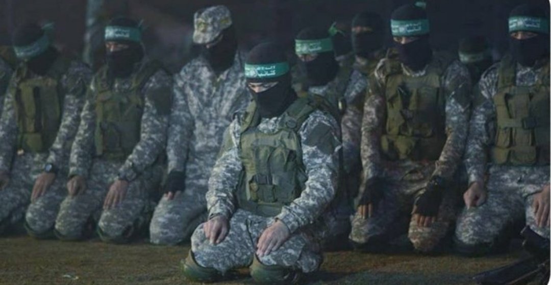guiding_21's tweet photo. '

Ey yeryüzündeki mazlumların gür sesli yiğitleri. 

Secdeye varan başlarınız hürmetine 

Rabbim sizleri muzaffer kılsın. 🤲🏻

#GazaUnderAttak
#HearGaza
#HopeTheGaza https://t.co/MoPdt7FNCJ
