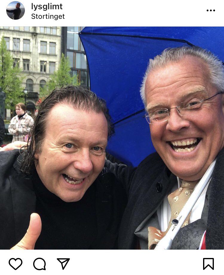 Klungtveit's tweet image. Lysglimt Johansen stiller til stortingsvalg med nazister i år. Kan noen av tabloidjournalistene som er obsessed av Svein Østvik spørre ham hvorfor det er en person han demonstrerer med på nasjonaldagen?