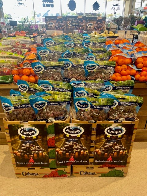OppyProduce's tweet photo. A stellar @OceanSprayInc grape display at @FoodtownStores! Grab a bunch today. 🍇 #grapes #freshproduce #OceanSpray https://t.co/jRvo91KTpZ
