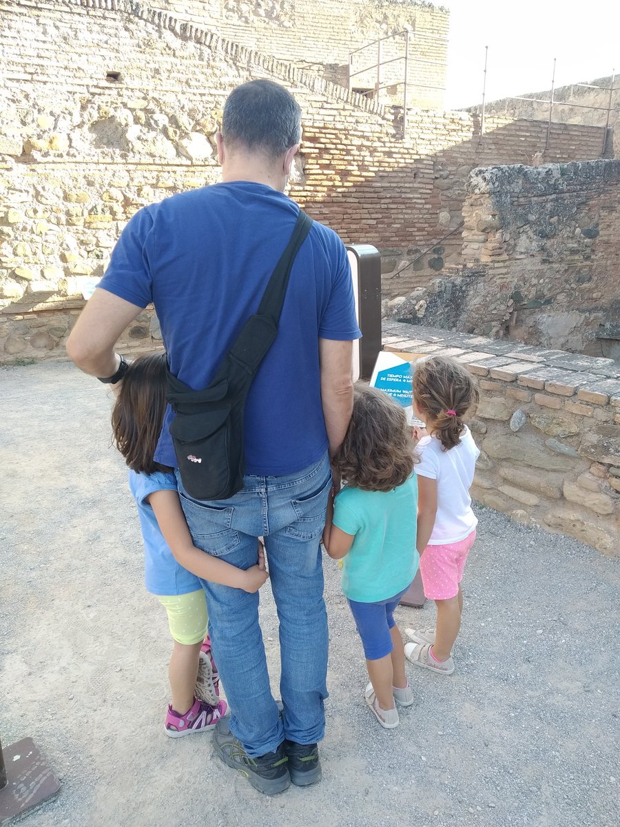 CMenudas's tweet photo. Hace 4 años veníamos a Granada para salvar a las gemelas. La visita fue al @clinicogranada y a @fsoniamolina . Hoy nos vamos de tapas con toda la tropa a celebrar la vida https://t.co/4czP3nlQkT