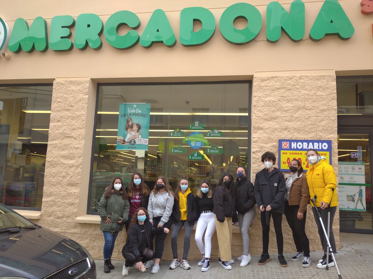 iesalagon's tweet photo. Alumnos de 2º Bach. de @iesalagon de visita en Mercadona para estudio exhaustivo del merchandaising in situ. Realizaron un análisis de los productos, precios y promociones, y las estrategias utilizadas  para vender sus productos (música, olores, colocación de marcas...). https://t.co/dl5X99gSIl