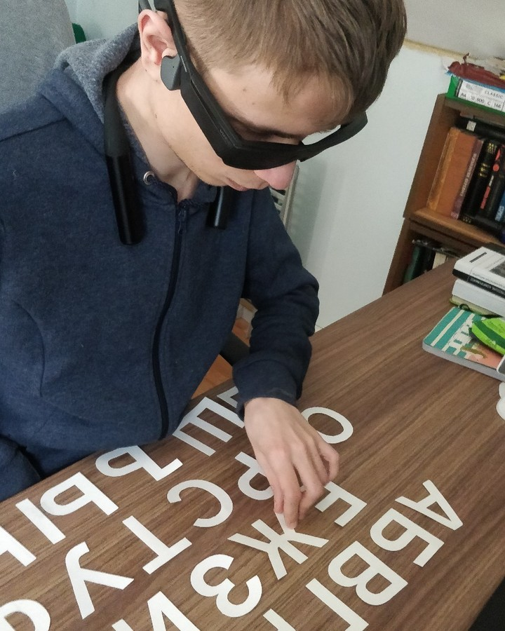 seeingwithsound's tweet photo. (photo) Blind user of The vOICe Ruslan Ayginin practicing with Vuzix Blade smart glasses. "Через звуковые очки #voicevision Руслан учится читать буквы не глядя. Поделимся опытом и научим всех кто лишен зрения." via @trapeznikovip https://t.co/PuUqZThaJI