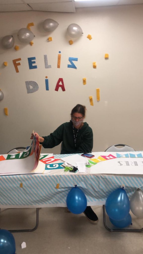 REM_Alemana's tweet photo. Las Cariñoterapeutas preparando carteles con mucho cariño para despedir a nuestros pacientes Covid @Clinicaalemana @Clauvezura #patientexperience #Covid_19 #whynurse #futurenurse #nursewhotweet #nurseimpact @NHSEngland https://t.co/9LunlXJKUL
