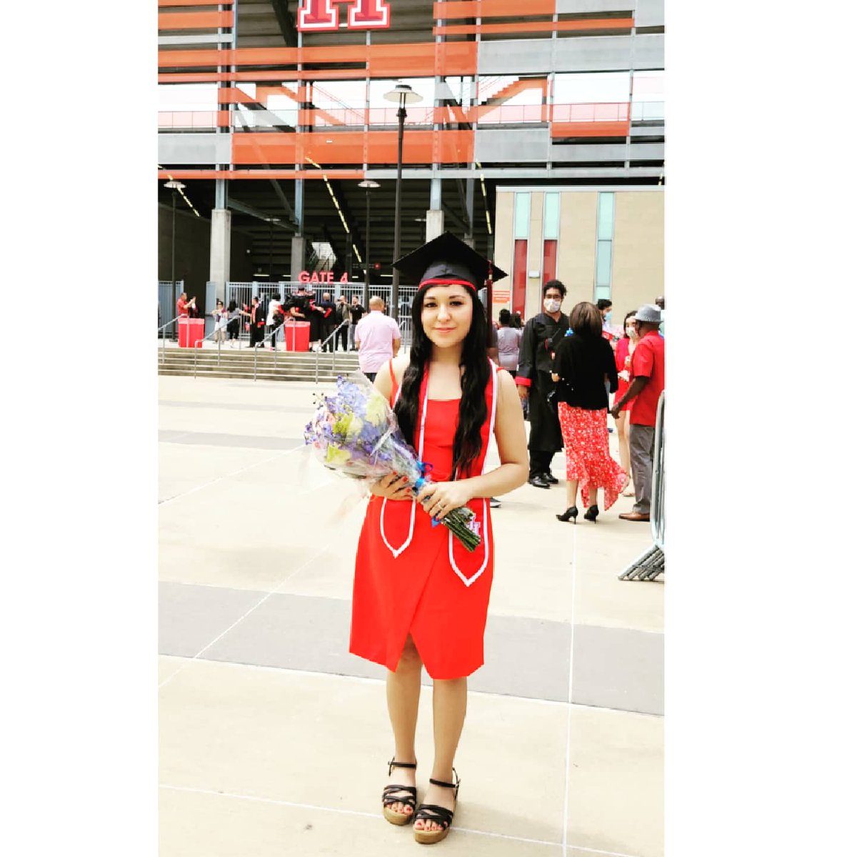 SariMews's tweet image. Last Friday was my graduation 🎓 it wasn't easy and took longer than expected but I did it 🥳
#Classof2021 #Gocoogs #uhcot #uhgrad