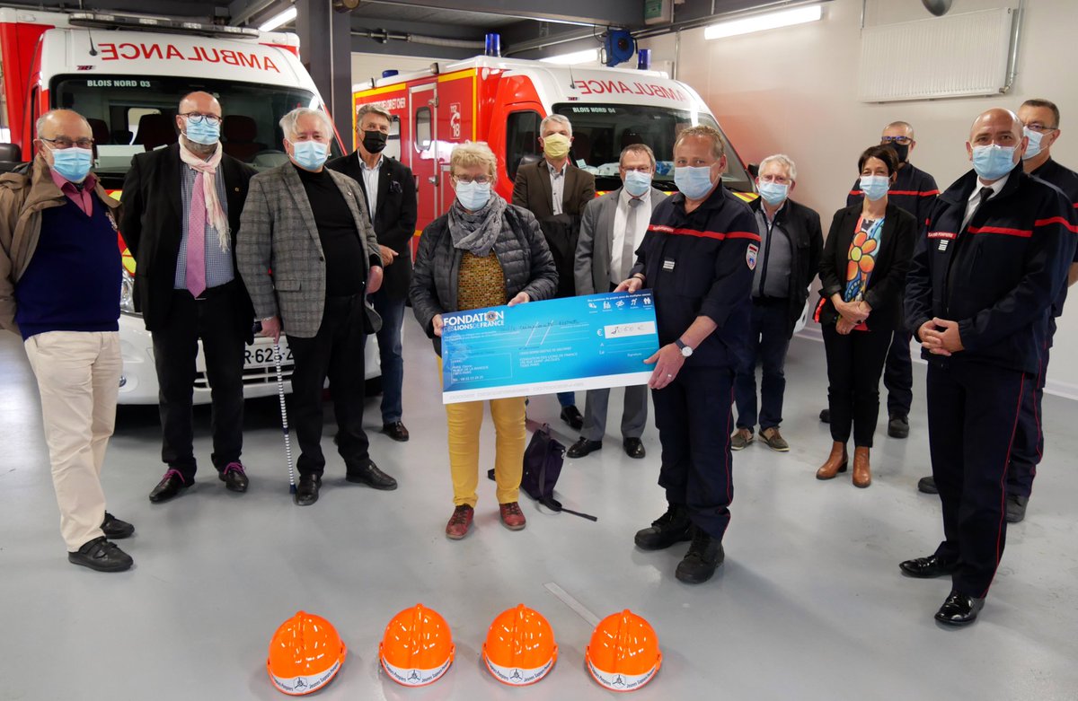 #LundiMotivation Le <a href="/LionsFRANCE/">Lions Clubs France 🦁🇫🇷</a> et sa Fondation aident l’UDSP41: 8050€ et 1500€ remis ce jour pour l’achat de casques aux jeunes #sapeurspompiers de #LoirEtCher et pour l’œuvre des pupilles. Merci à eux et à l’Union! <a href="/jnoRichard/">Jean Noël Richard</a> <a href="/Christophe_Mag/">Christophe Magny</a> <a href="/ChristopheLoew/">Christophe LOEW</a> <a href="/BioulacPascal/">BIOULAC Pascal</a>