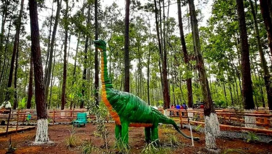 guatemala_com's tweet photo. 🤩 Dijojuyu es un nuevo parque temático de dinosaurios en Chimaltenango. 🦕

Un destino al aire libre que cuenta con distintas figuras a escala, senderos, juegos y mucho más, ubicado dentro del Parque Ecológico Tzanjuyú. 🍃 

¡Te comparto más información! https://t.co/ZalwdlAN3I https://t.co/m5UMMJ5i8E
