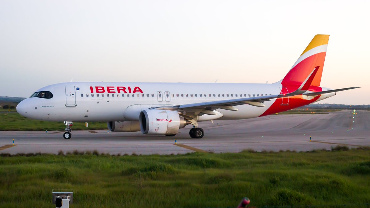 JerezSpotting's tweet photo. Precioso el A320neo "Cuatro Vientos" de @Iberia al atardecer en el Aeropuerto de Jerez hace unos meses. #lejr #xry #iberia #a320neo https://t.co/zbOcVCly9R