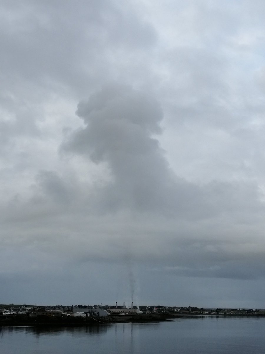eddy_weather's tweet photo. Inadvertent #CloudMaking tonight by Battery Point Power Station, #Stornoway (yet another good reason for a return to renewables ASAP) https://t.co/V0j1DV6GTS