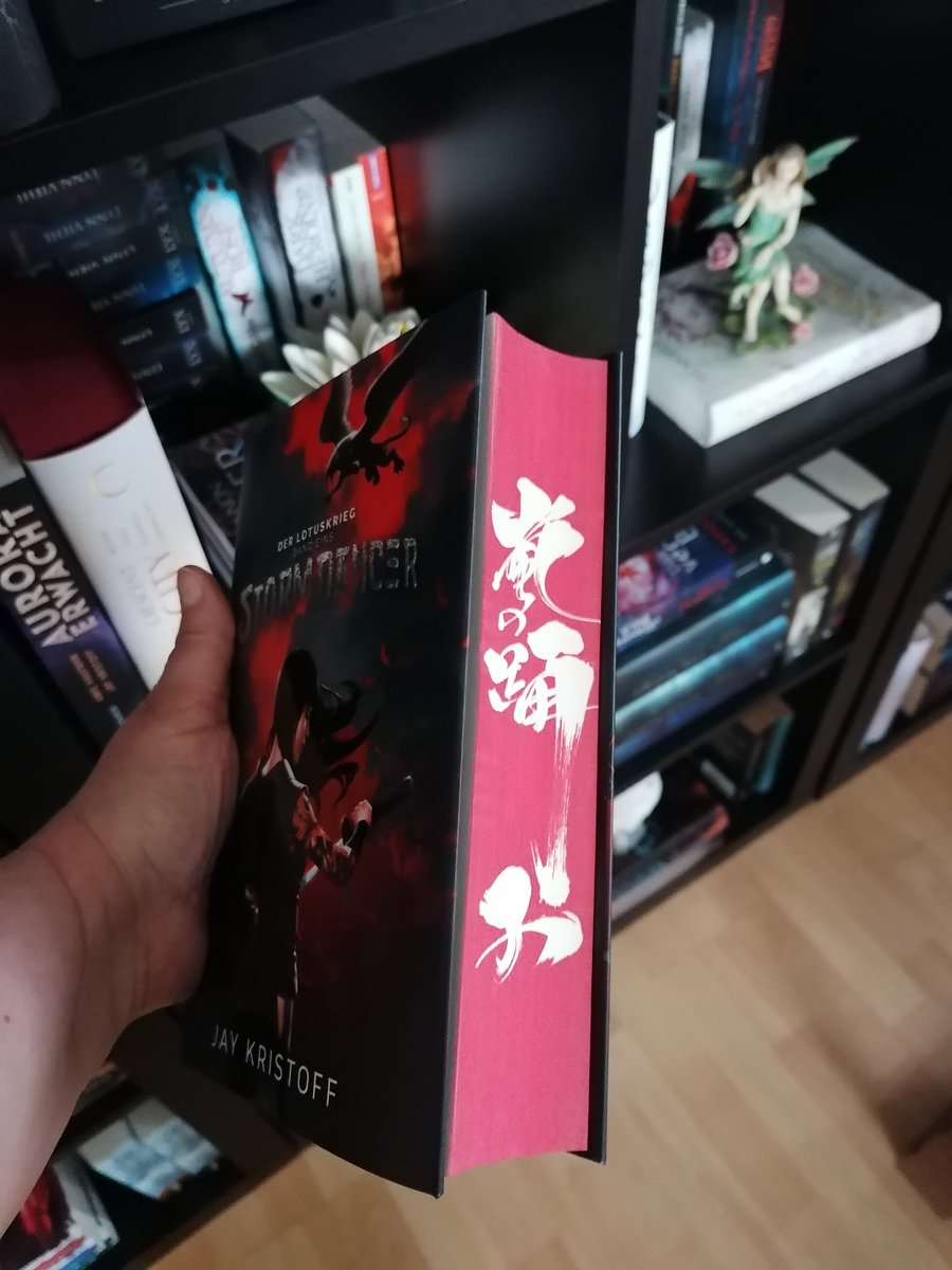 Letanna_Astrid's tweet photo. Bei mir kam heute diese Neuerscheinung an, die ich sofort lesen werde.
Ist der Buchschnitt nicht toll? 

#currentlyreading #jaykristoff #stormdancer #crosscult #steampunkbook #fantasybooks #fantasybücher #coverlove #farbigerbuchschnitt #neuerscheinung https://t.co/sfT6mSsojX