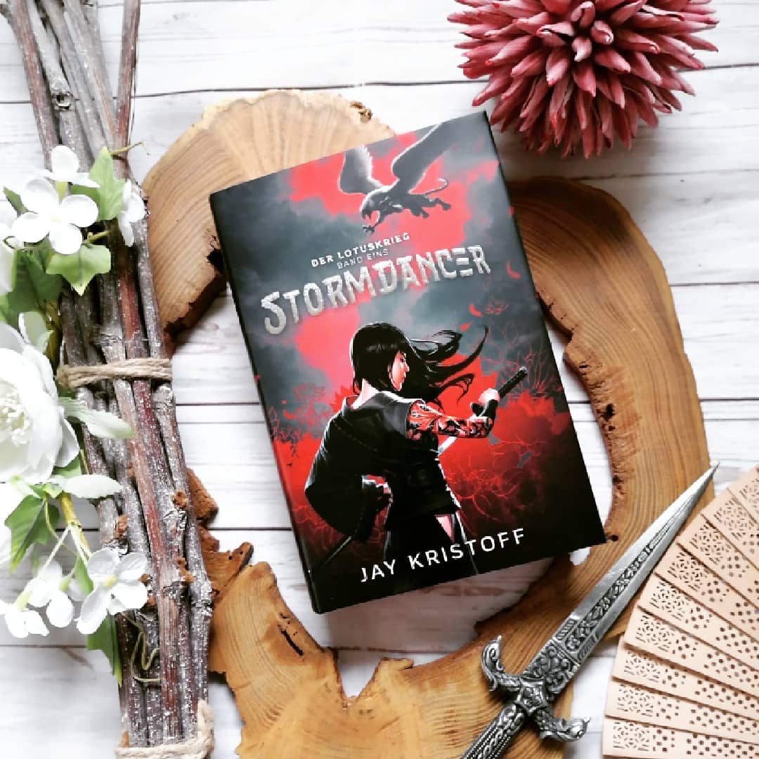 Letanna_Astrid's tweet photo. Bei mir kam heute diese Neuerscheinung an, die ich sofort lesen werde.
Ist der Buchschnitt nicht toll? 

#currentlyreading #jaykristoff #stormdancer #crosscult #steampunkbook #fantasybooks #fantasybücher #coverlove #farbigerbuchschnitt #neuerscheinung https://t.co/sfT6mSsojX