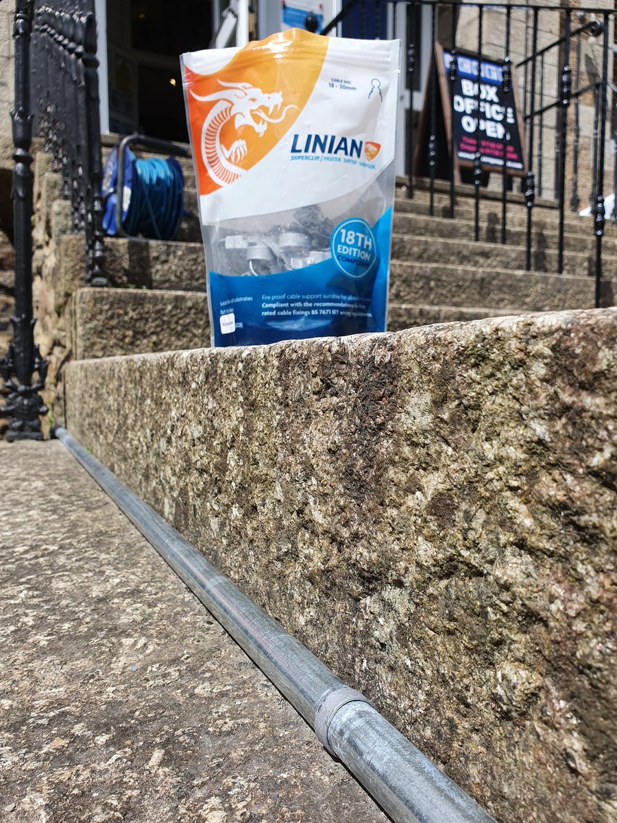 SmartrrElec's tweet image. Getting in some outside lighting for @AcornPZ opening and once again @LINIANFireClip delivers with their galvanised SuperClips...🙂👍🏼