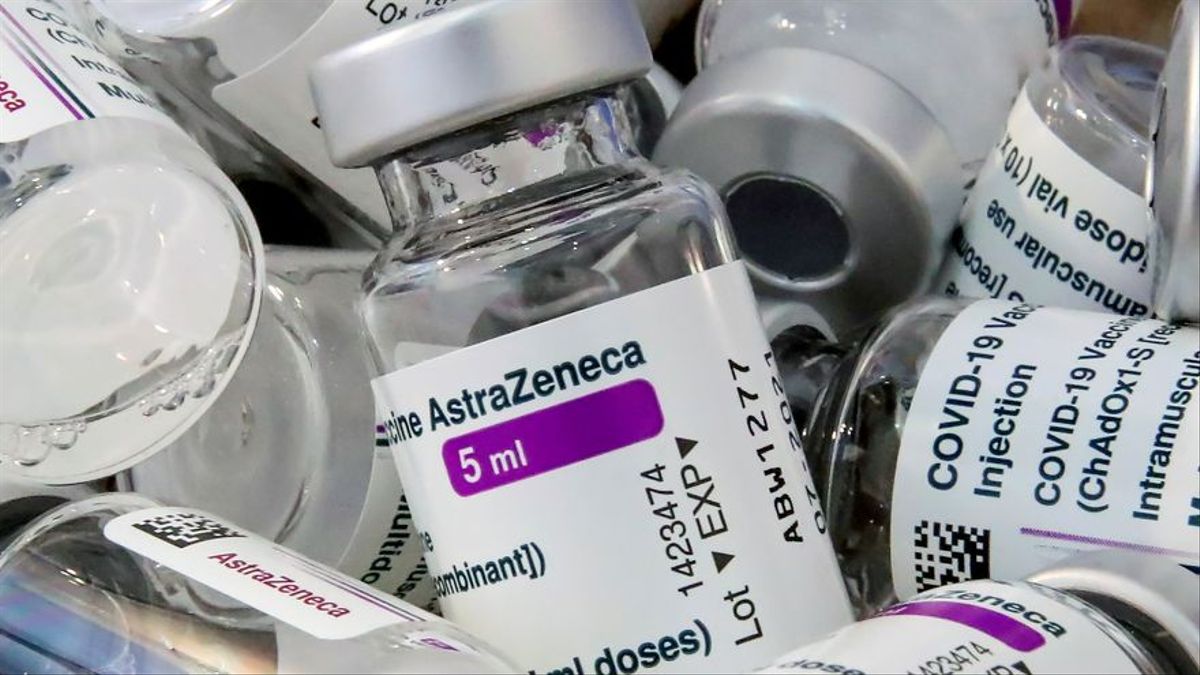 Hola <a href="/sanidadgob/">Ministerio de Sanidad</a>
Si se decide vacunarnos con una segunda dosis que no sea #AstraZeneca vais a tener que darnos una clara evidencia científica.
Pero clara clarísima.